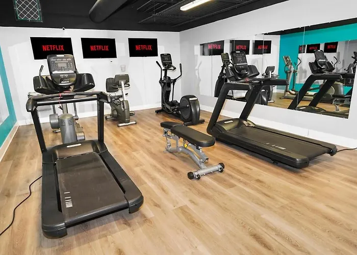 Modern 2br Loft With Amazing Skyline View And Optional Parking For 8 Guests Near Mccormick Place And Soldier Field