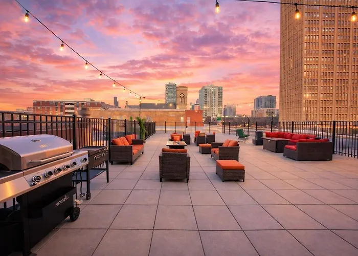 Modern 2br Loft With Amazing Skyline View And Optional Parking For 8 Guests Near Mccormick Place And Soldier Field
