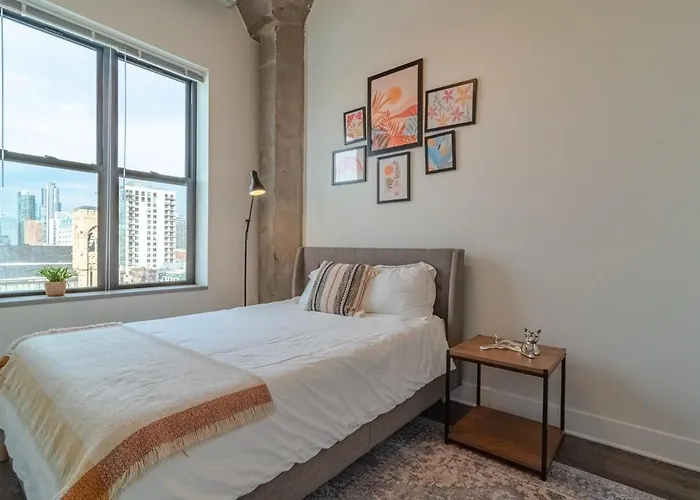 Modern 2br Loft With Amazing Skyline View And Optional Parking For 8 Guests Near Mccormick Place And Soldier Field *