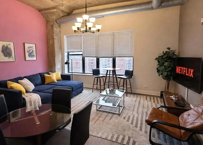 Modern 2br Loft With Amazing Skyline View And Optional Parking For 8 Guests Near Mccormick Place And Soldier Field Chicago